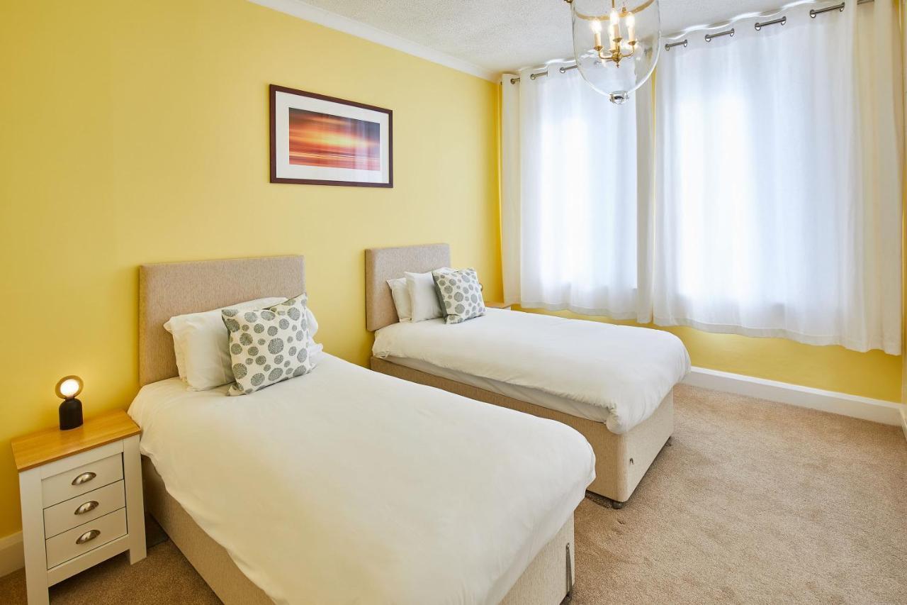 Host & Stay - 4 Metropole Towers ويتبي المظهر الخارجي الصورة